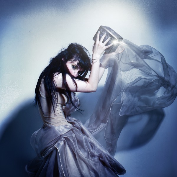 Iiris en la portada de su álbum 'The Magic Gift Box'