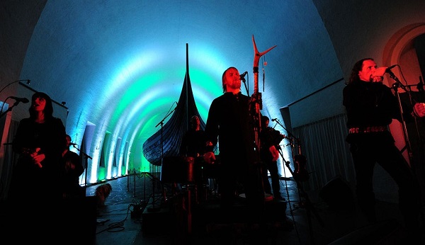 Wardruna, en un concierto ante el famoso drakkar de Gokstad