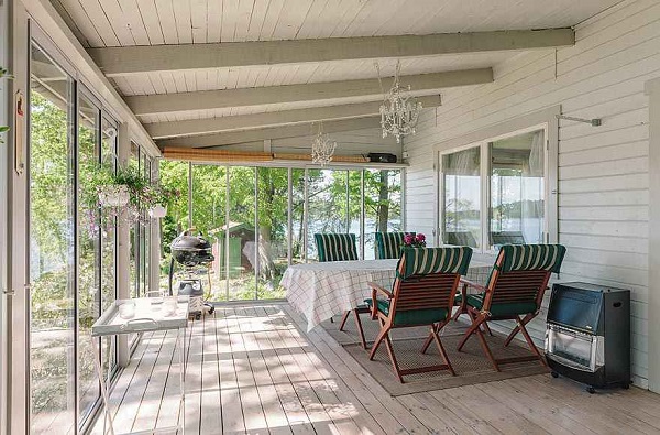 Terraza y porche de la casa de Vifärnaholme, Isla de las Ideas