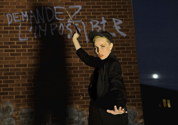 Jenny Wilson, ante una reproducción de la famosa pintada