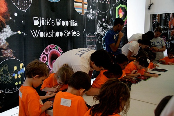 Taller infantil del Biophilia Educational Program en el MOCA de Los Ángeles