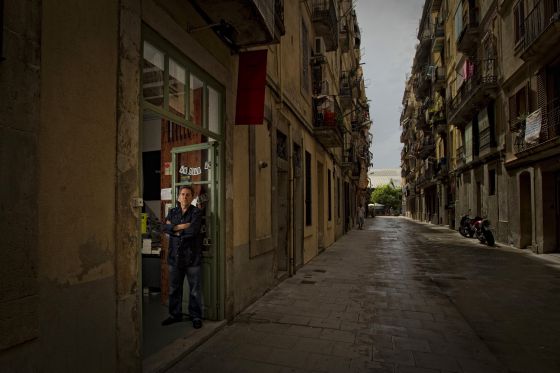 Paco Camarasa, en la puerta de la librería Negra y Criminal