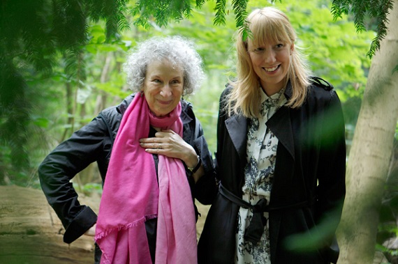 Margaret Atwood (izquierda) y Katie Paterson (derecha) en el bosque del que saldrá el papel de los libros inéditos. Foto: Bjørvika Utviklingay