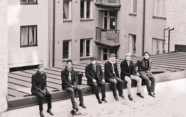 El sexteto Dalindèo en los tejados del barrio de Kallio, Helsinki, que da nombre a su tercer álbum