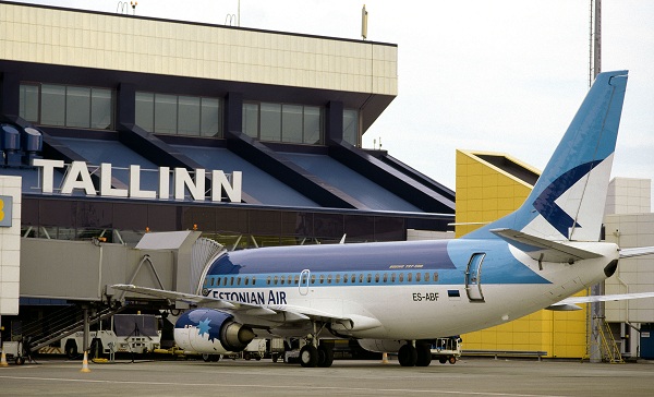 Un avión de Estonian Air poco después de aterrizar en el aeropuerto de Tallinn