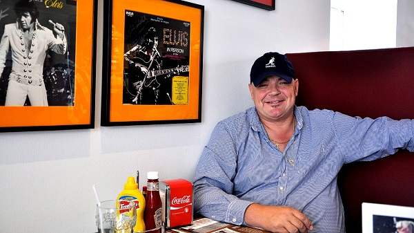 Henrik Knudsen posando en el café de su museo de Randers. Foto: CNN