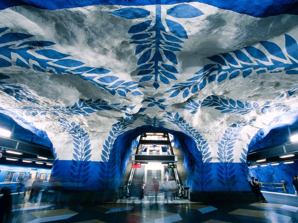 Estación T-Centralen, Metro de Estocolmo, pintada por Vera Nilsson. Foto: Heimo Aga.