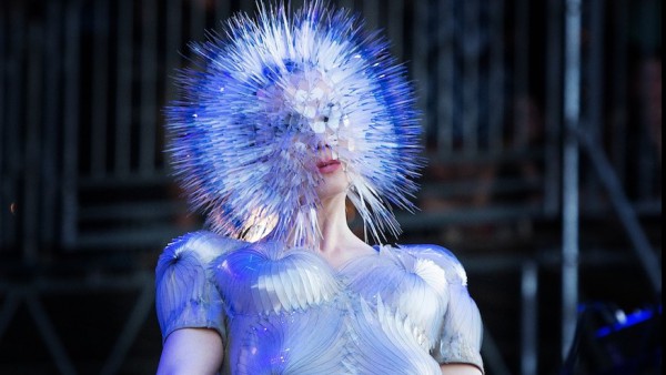 Uno de los trajes de Björk expuestos en el MoMA. Foto: Blackbook