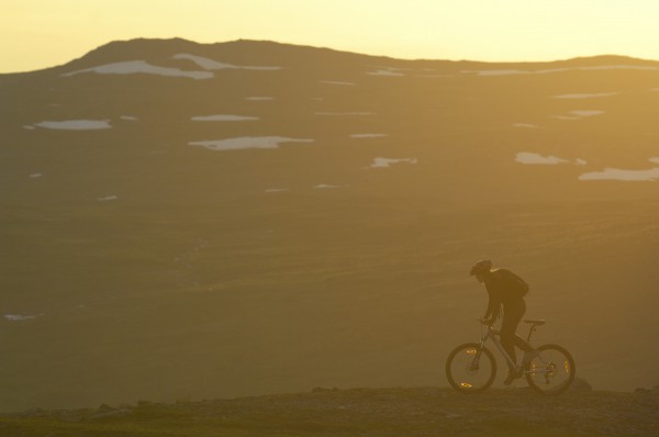 Haciendo bici en el Norte de Suecia durante el Sol de medianoche. Foto: Staffan Widstrand/imagebank.sweden.se