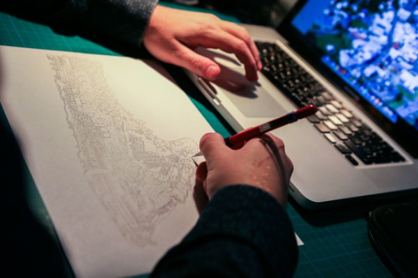 Realizando a mano una de las láminas del mapa de Reykjavík. Foto: Roman Gerasymenko