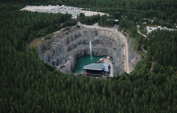 El escenario y el lago en la profundidad de la cantera Dalhalla. Foto: intothevalley.se