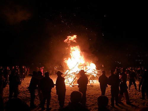 Los habitantes de Vágur alrededor del barco en llamas. Foto: Eileen Sandá