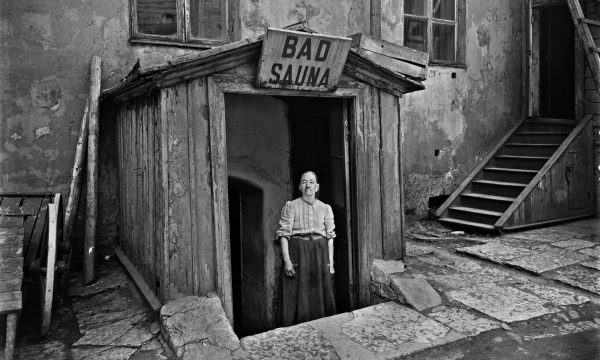Entrada de una sauna en Helsinki, 1913. Fotografía de Signe Brander